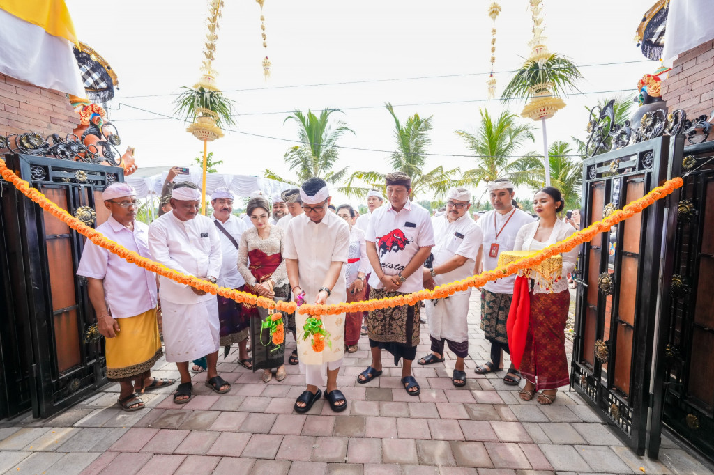 Resmikan Gedung Kantor Perbekel Gulingan